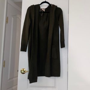 Green cardigan with pockets